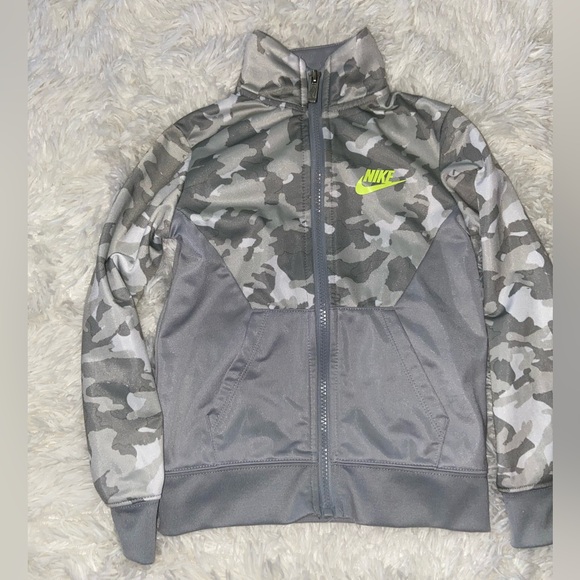 Nike Kids Camo Gray and Green Matching Set - Picture 5 of 8